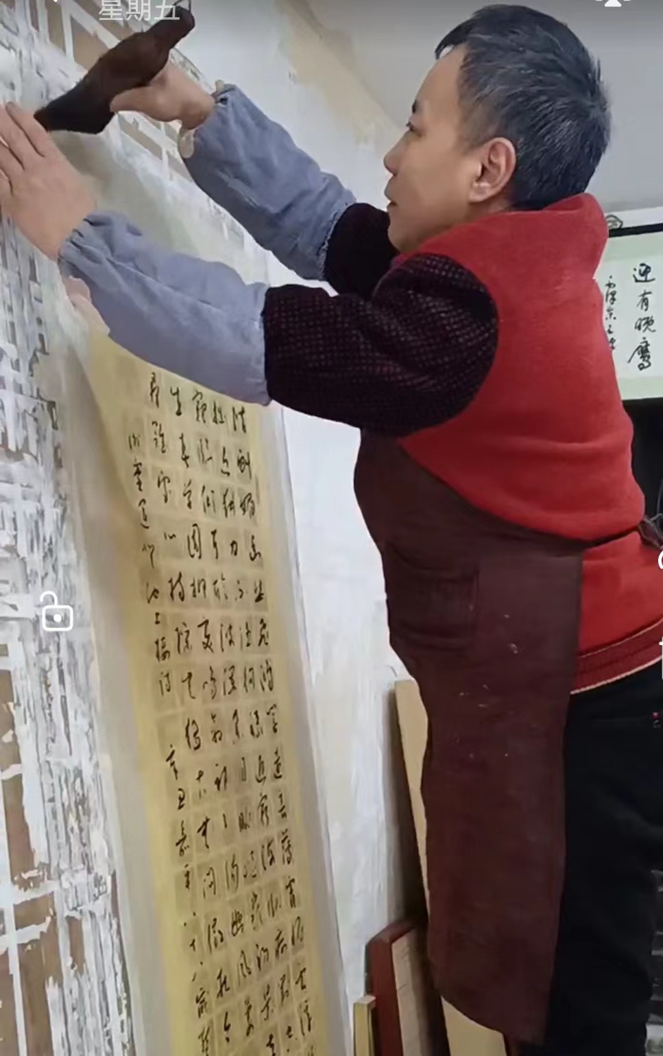 四十五岁左右中年男性头像,穿中式服装,背景为工作室
