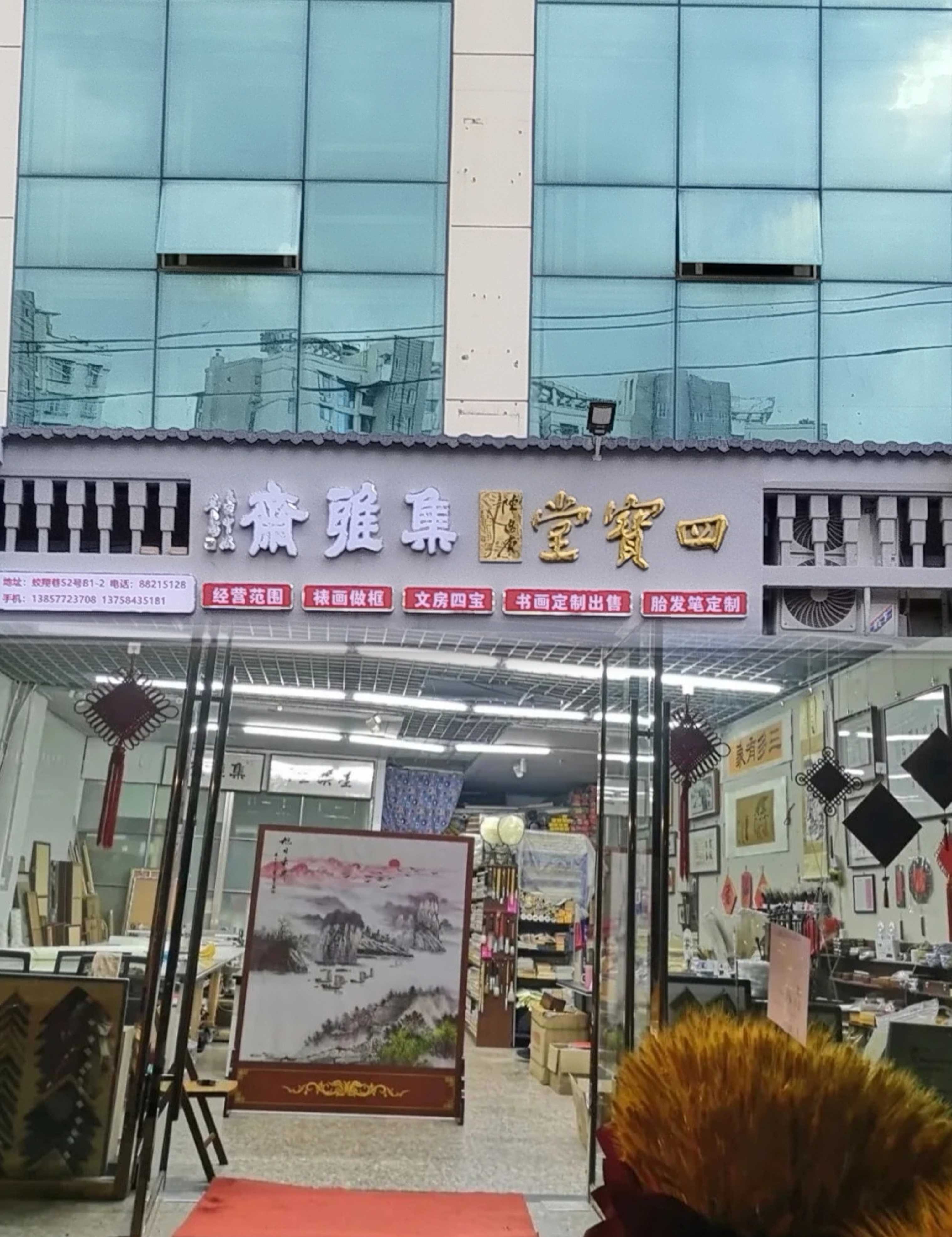 五十岁左右中年男性头像,穿深色西装,白色衬衫,背景为书房环境